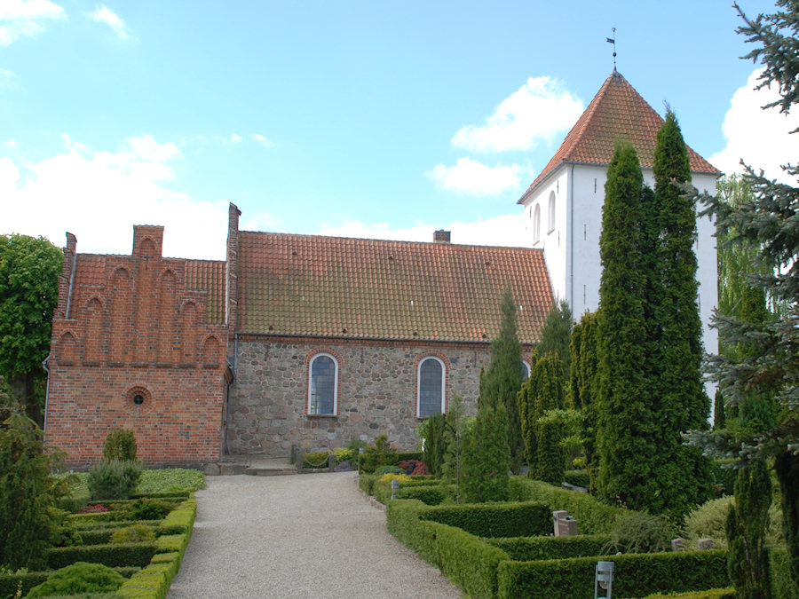 Lynge Kirke, Hiller�d Provsti