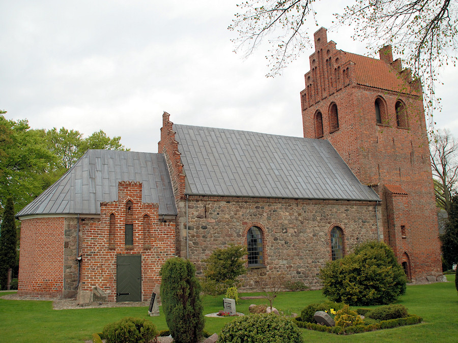 Str� Kirke, Hiller�d Provsti. All � copyright Jens Kinkel