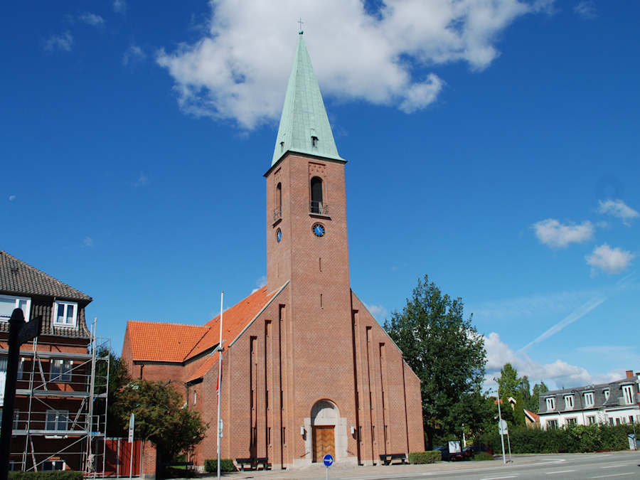 Helleruplund Kirke, Gentofte Provsti. All © copyright Jens Kinkel