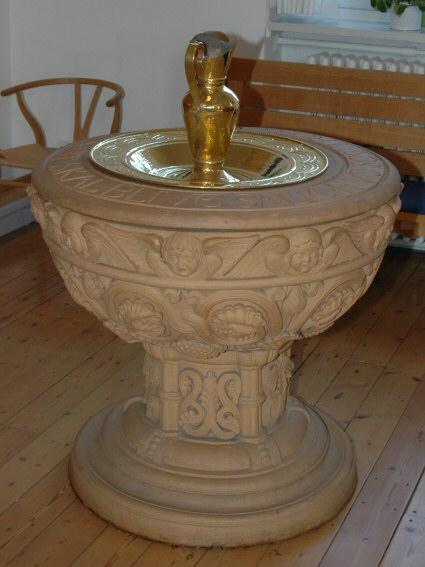 Døbefonten stammer helt tilbage fra 1918, hvor Frederiksholm Teglværk skænkede den til kirken