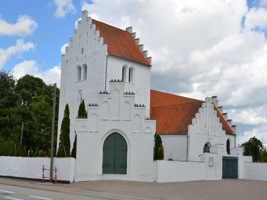 Kvanløse Kirke, Holbæk Provsti. All © copyright Jens Kinkel