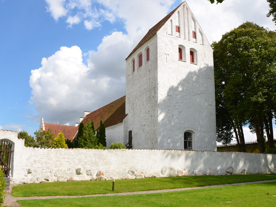 Undl�se Kirke, Holb�k Provsti. All � copyright Jens Kinkel